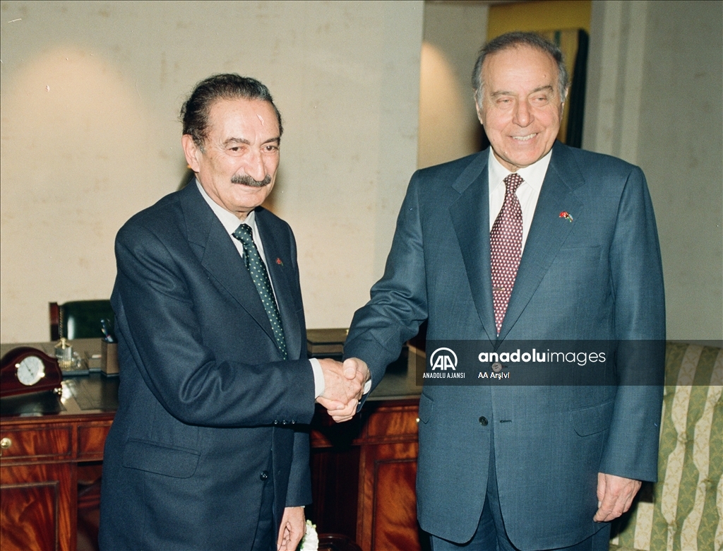 Azerbaycan'ın eski Cumhurbaşkanı ve ulusal lideri Haydar Aliyev, vefatının 19. yılında anılıyor
