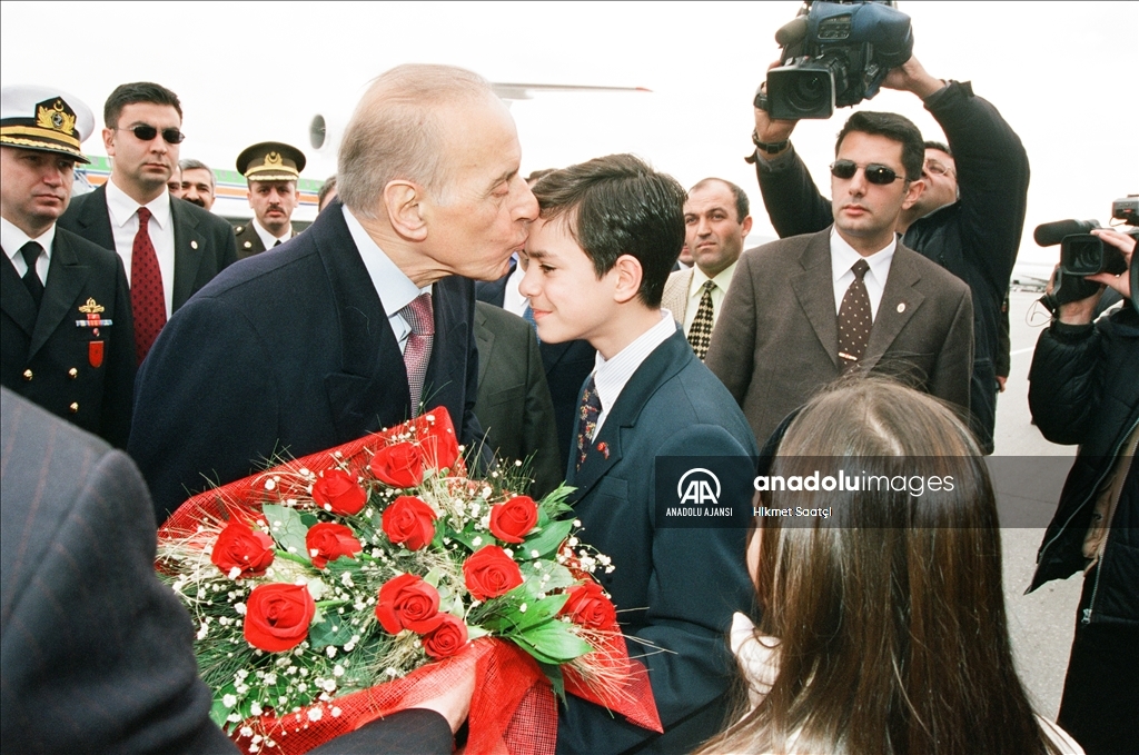 Azerbaycan'ın eski Cumhurbaşkanı ve ulusal lideri Haydar Aliyev, vefatının 19. yılında anılıyor