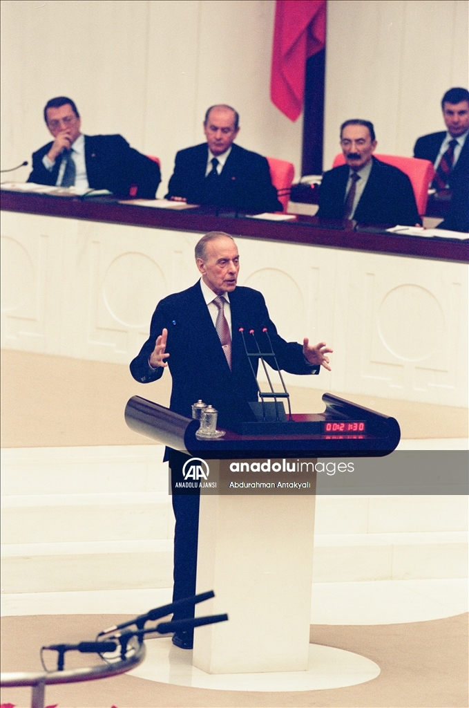 Azerbaycan'ın eski Cumhurbaşkanı ve ulusal lideri Haydar Aliyev, vefatının 19. yılında anılıyor
