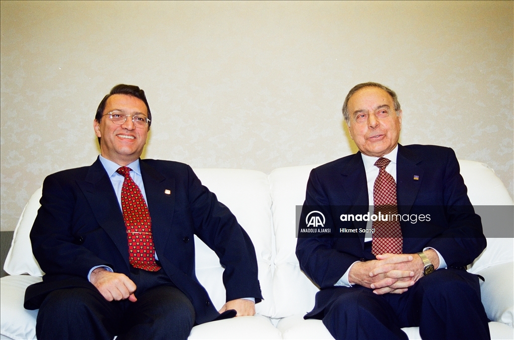 Azerbaycan'ın eski Cumhurbaşkanı ve ulusal lideri Haydar Aliyev, vefatının 19. yılında anılıyor