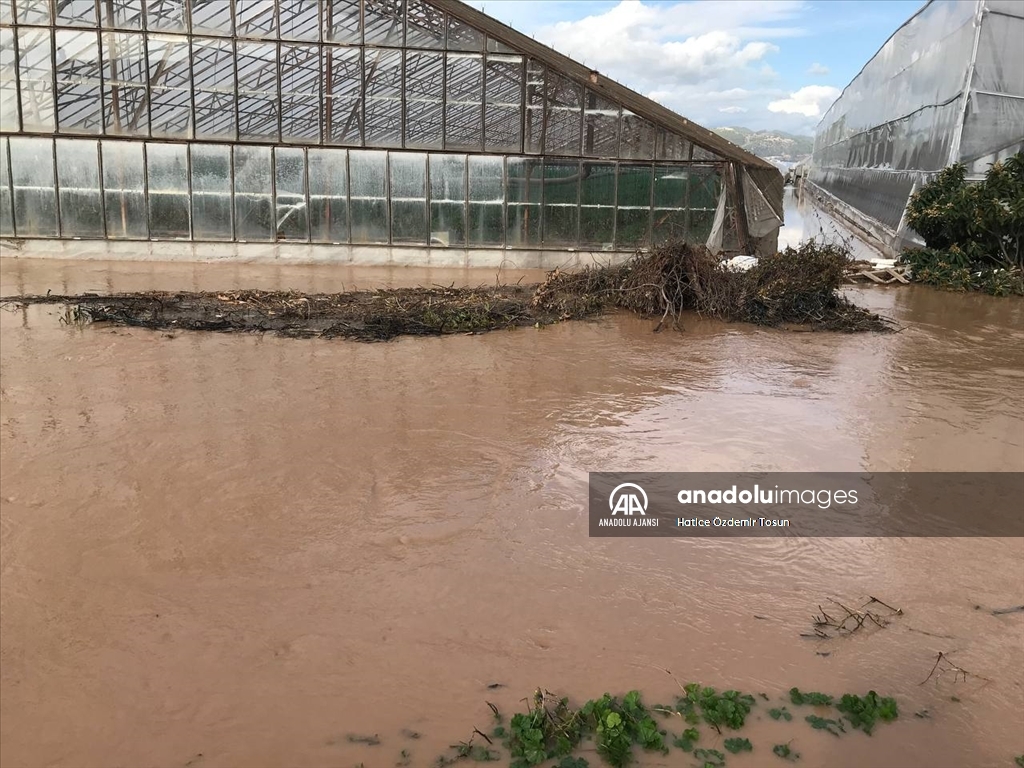 Antalya'da kuvvetli yağış sele neden oldu