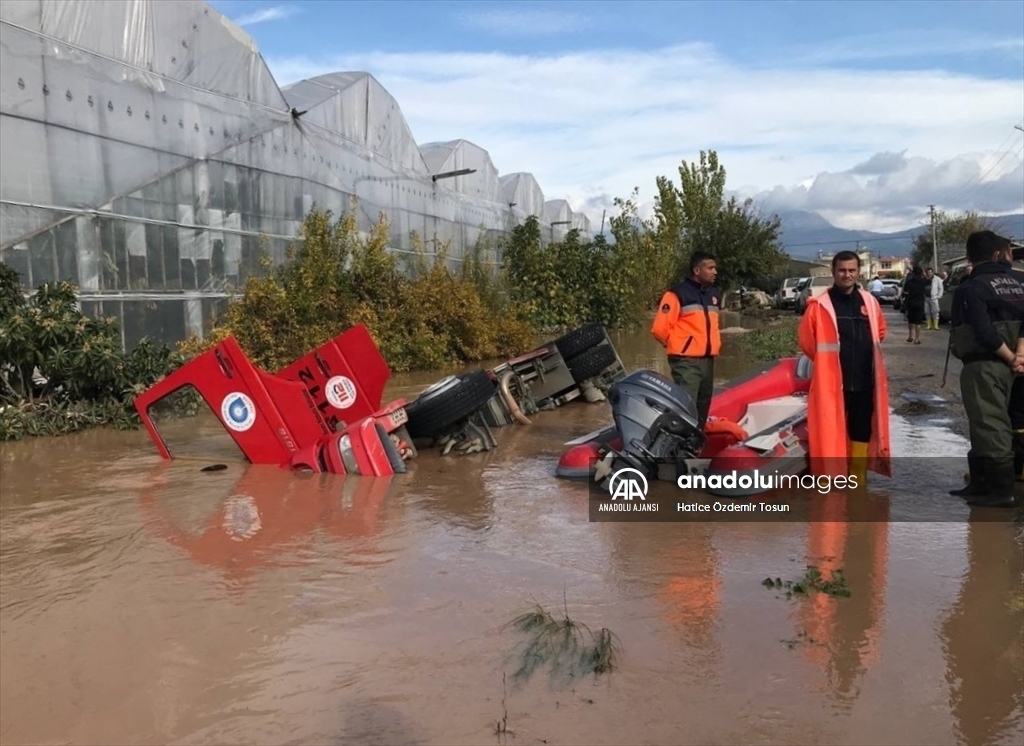 Antalya'da kuvvetli yağış sele neden oldu