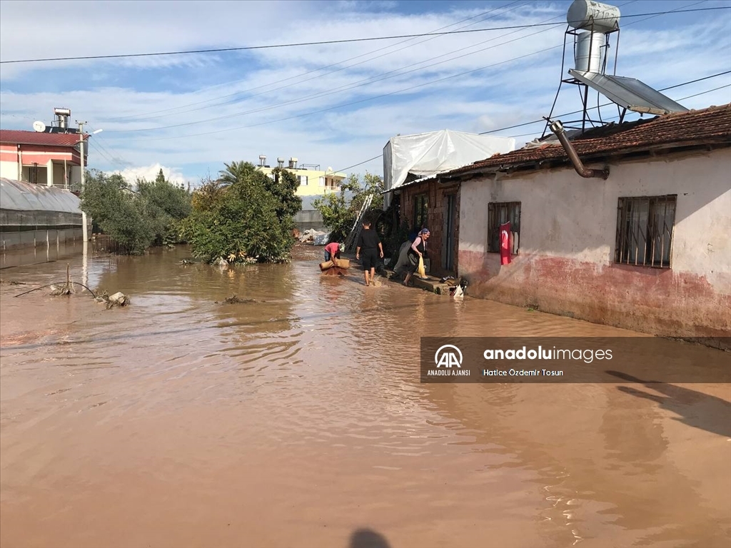 Antalya'da kuvvetli yağış sele neden oldu