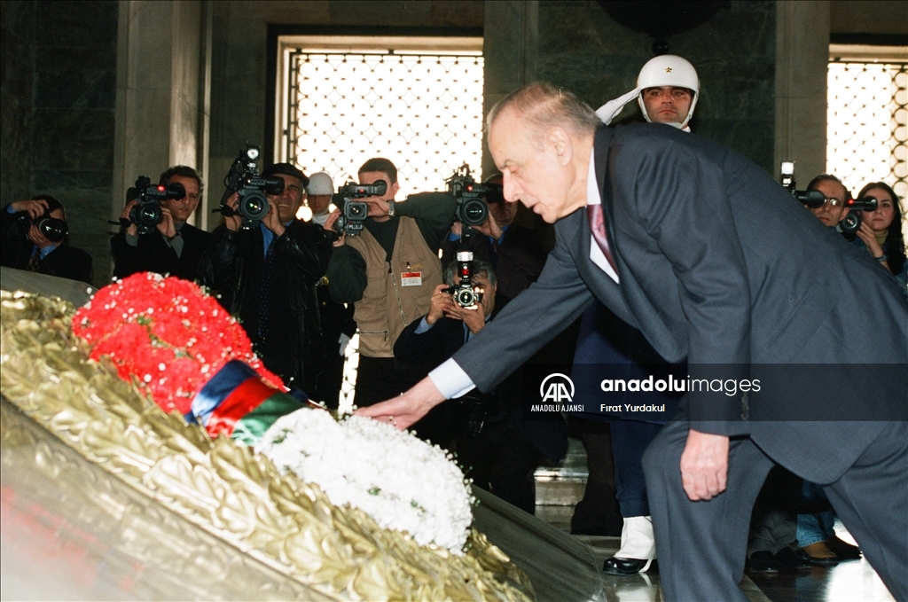 Azerbaycan'ın eski Cumhurbaşkanı ve ulusal lideri Haydar Aliyev, vefatının 19. yılında anılıyor