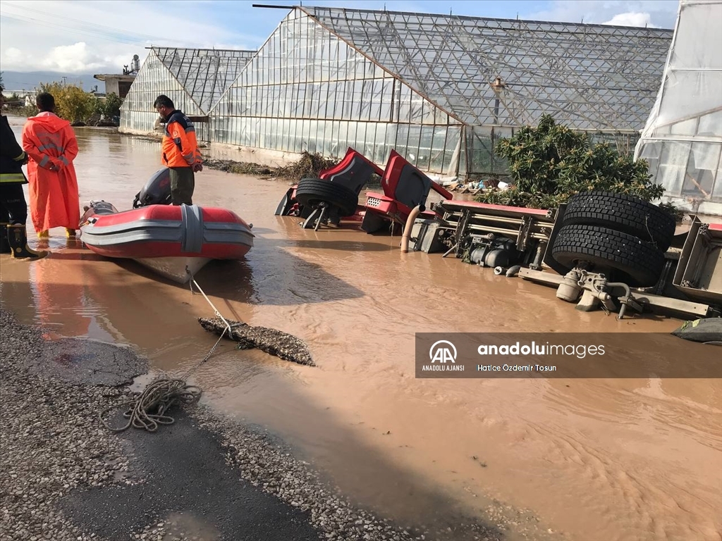 Antalya'da kuvvetli yağış sele neden oldu