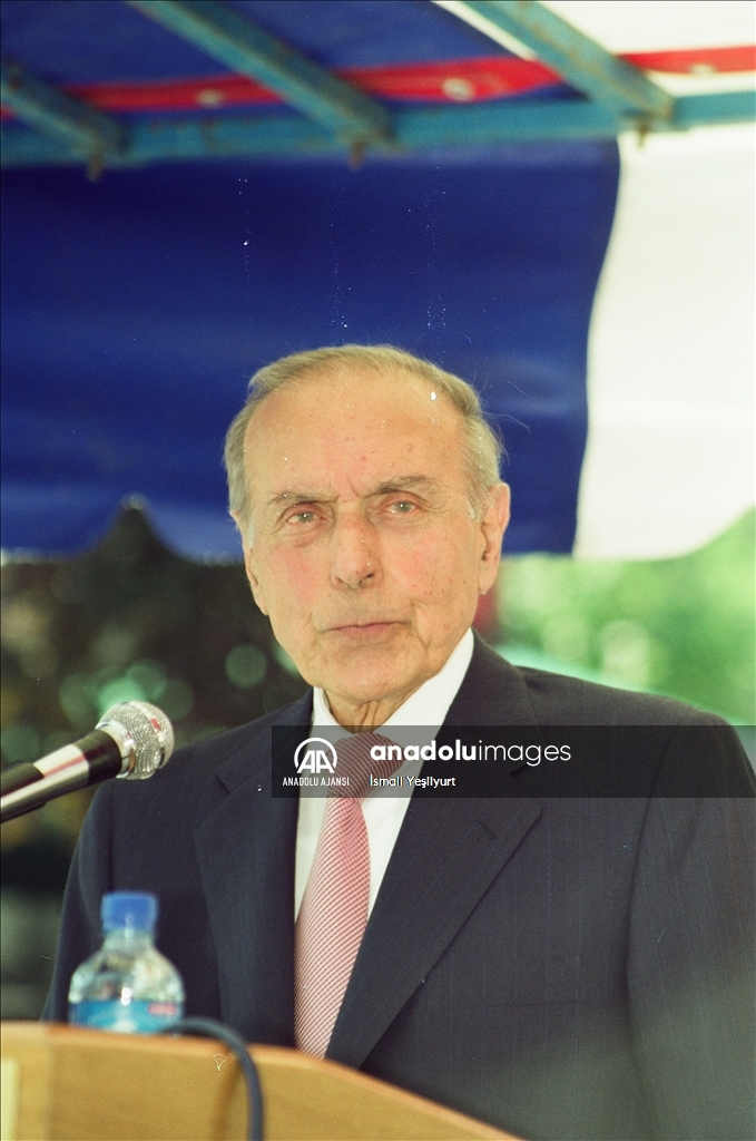 Azerbaycan'ın eski Cumhurbaşkanı ve ulusal lideri Haydar Aliyev, vefatının 19. yılında anılıyor