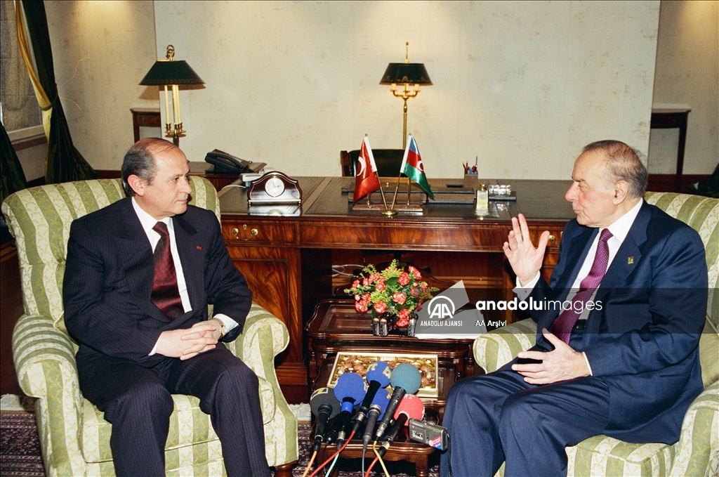 Azerbaycan'ın eski Cumhurbaşkanı ve ulusal lideri Haydar Aliyev, vefatının 19. yılında anılıyor