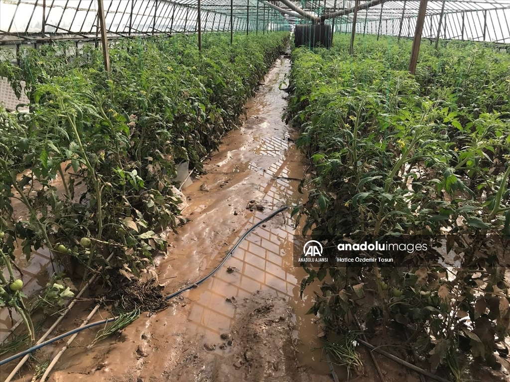 Antalya'da kuvvetli yağış sele neden oldu