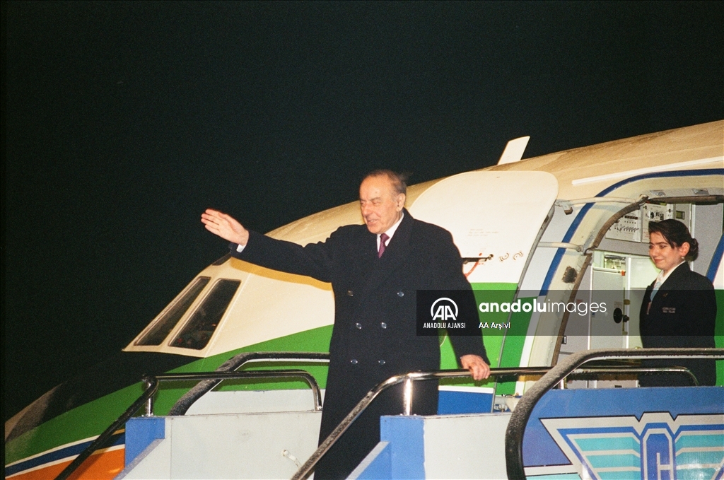Azerbaycan'ın eski Cumhurbaşkanı ve ulusal lideri Haydar Aliyev, vefatının 19. yılında anılıyor