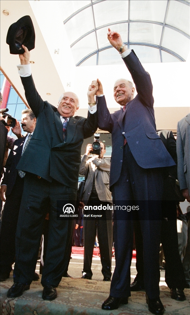Azerbaycan'ın eski Cumhurbaşkanı ve ulusal lideri Haydar Aliyev, vefatının 19. yılında anılıyor