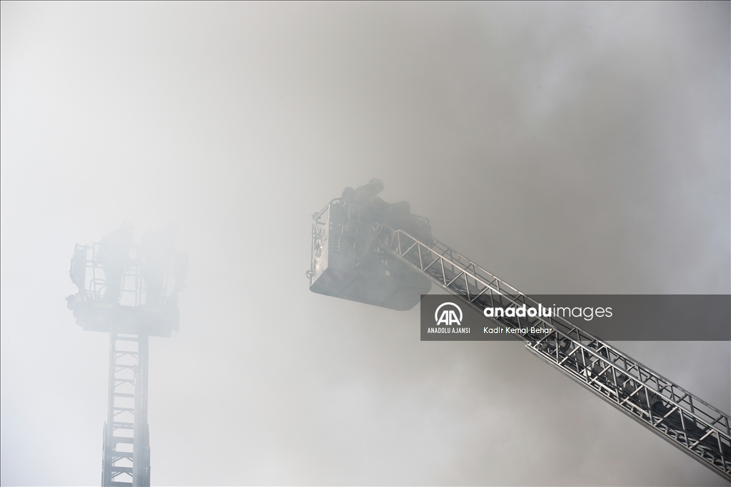 İstanbul'da bir AVM'de yangın çıktı