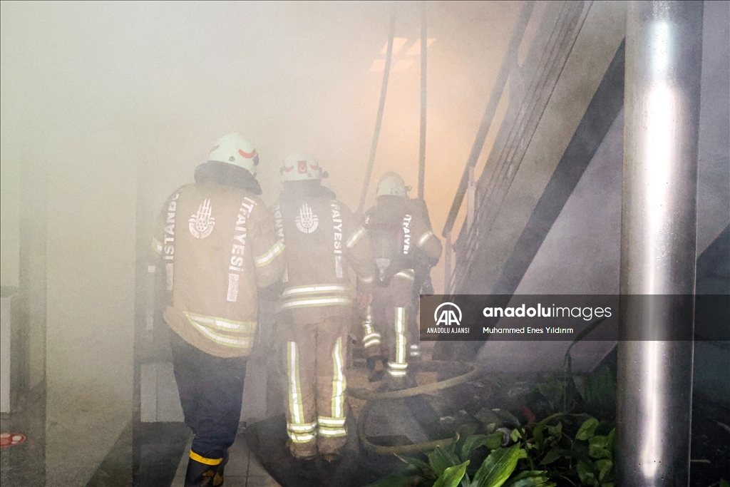 İstanbul'da bir AVM'de yangın çıktı