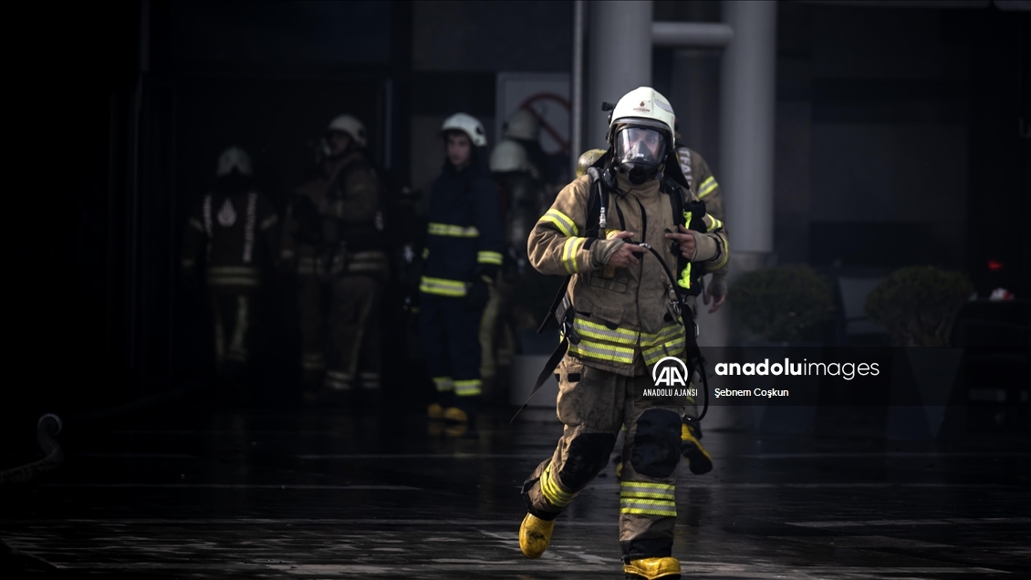 İstanbul'da bir AVM'de yangın çıktı