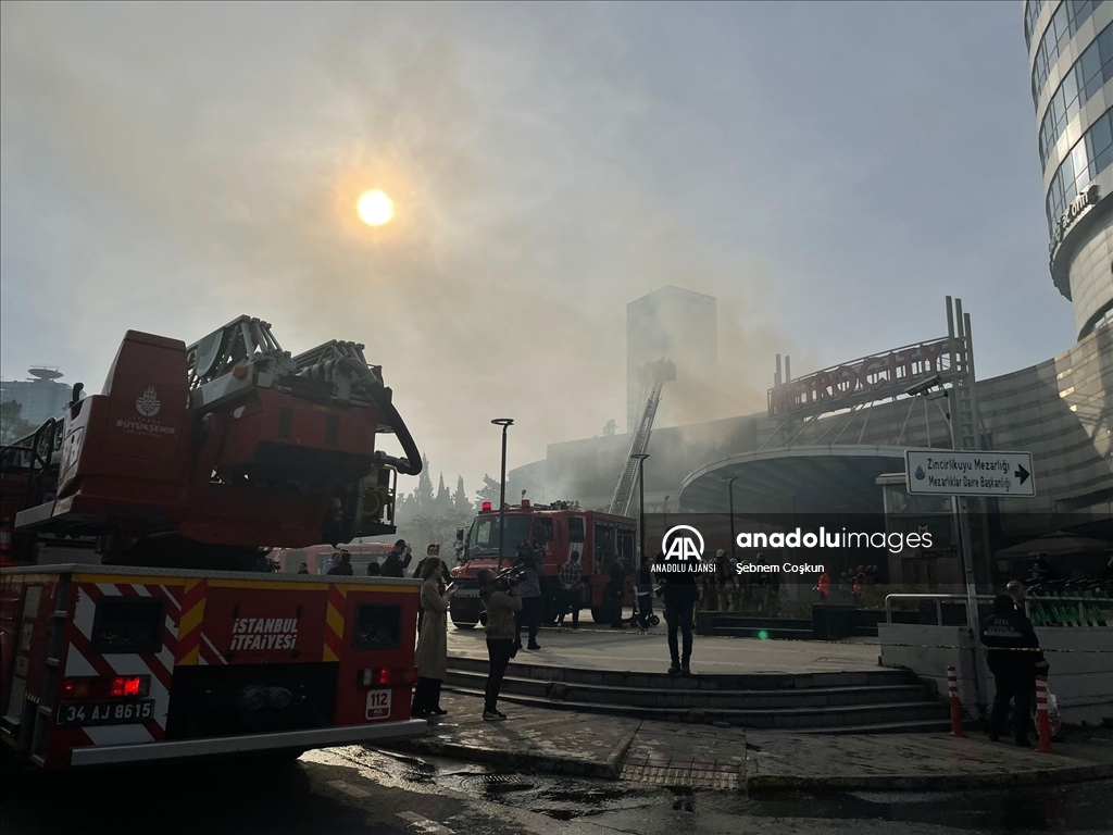 İstanbul'da bir AVM'de yangın çıktı