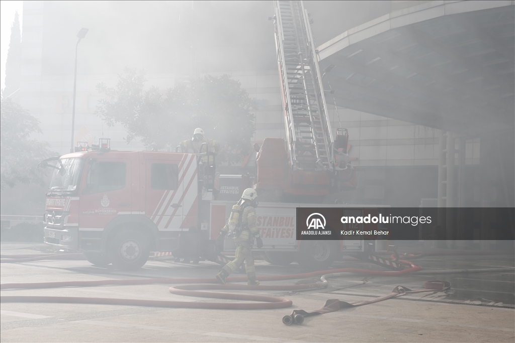 İstanbul'da bir AVM'de yangın çıktı