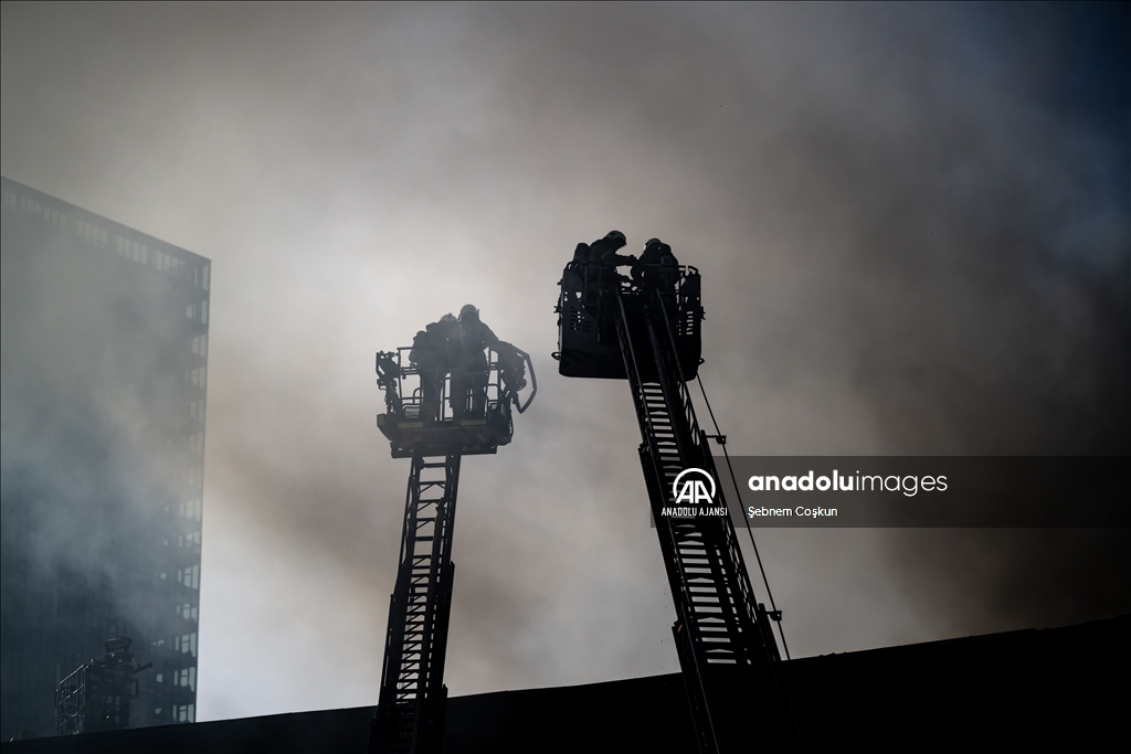 İstanbul'da bir AVM'de yangın çıktı