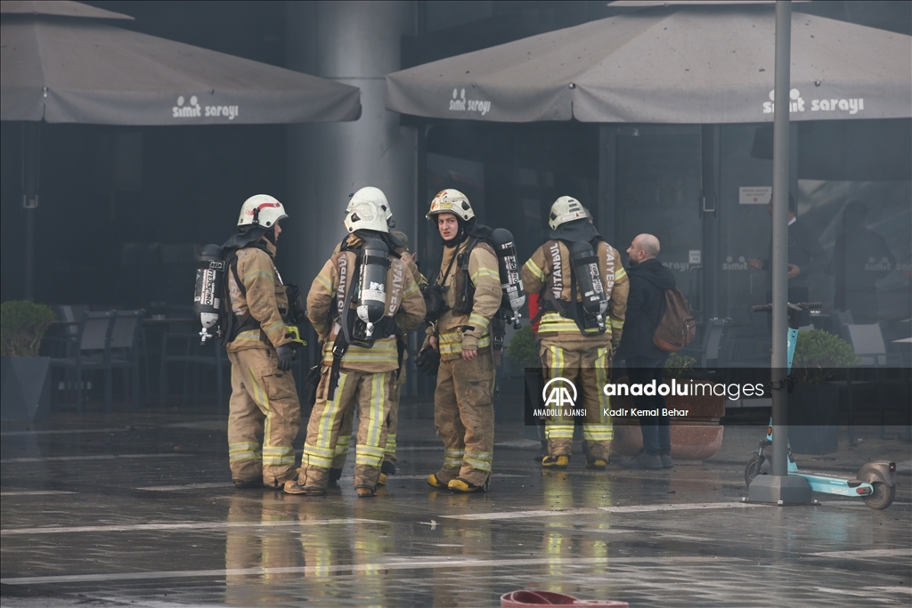 İstanbul'da bir AVM'de yangın çıktı