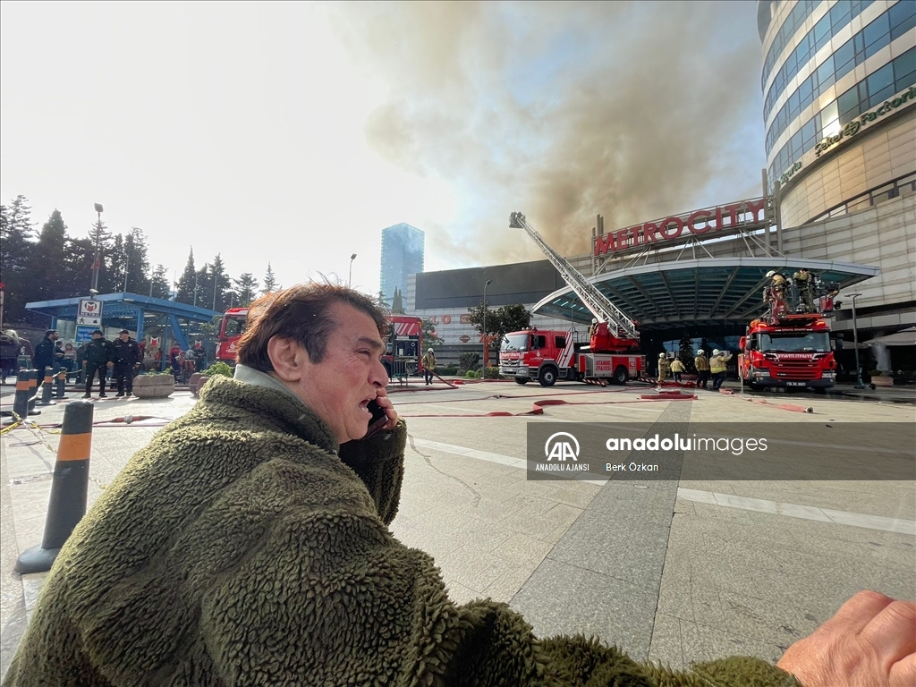 İstanbul'da bir AVM'de yangın çıktı