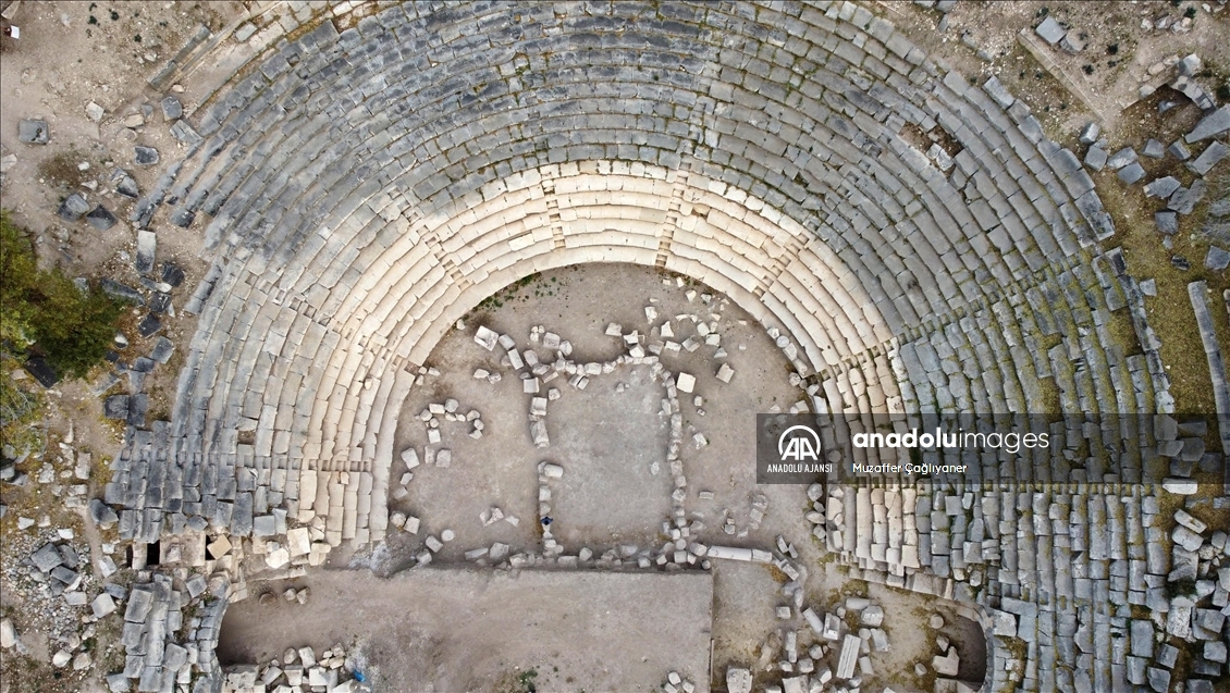 Kastabala Antik Kenti'nde yunus kabartmalı protokol koltukları bulundu
