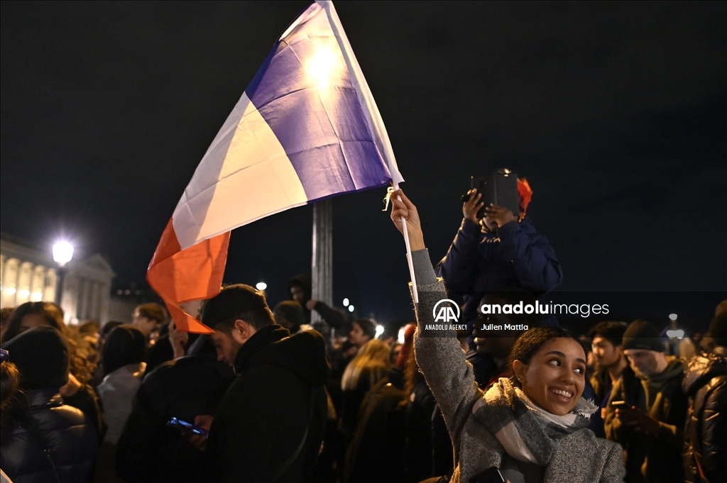 Fans wait for the arrival of the French national football team in Paris