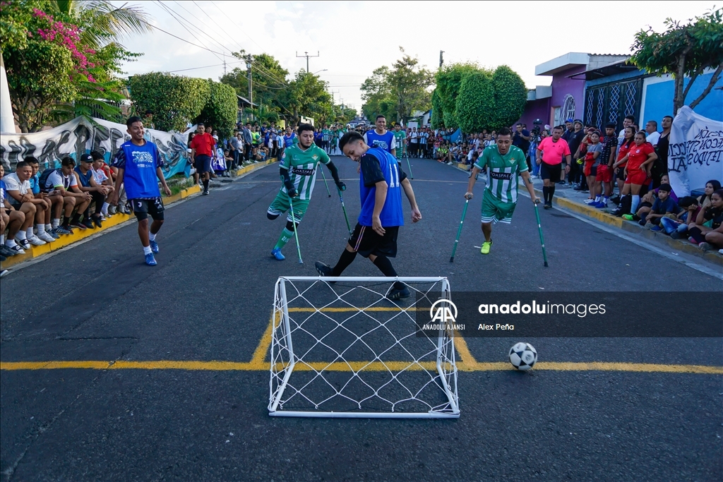 Sokak futbolu El Salvadorlu gençleri şiddet ve suç işlemekten uzak tutuyor
