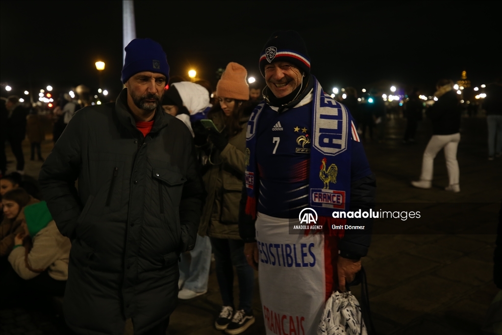 Fans wait for the arrival of the French national football team in Paris