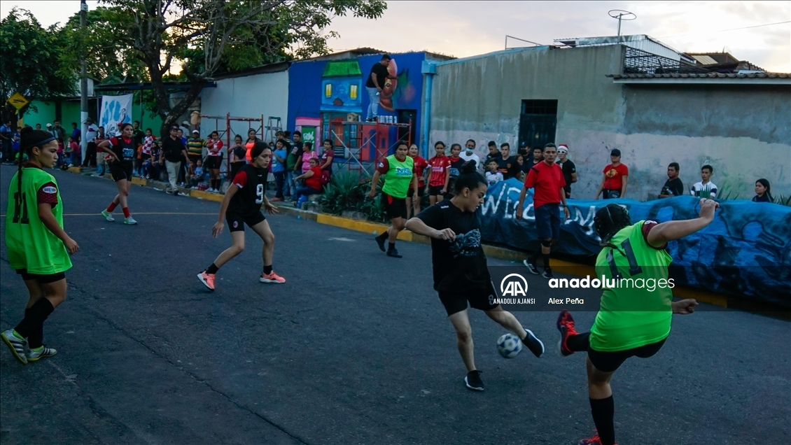 Sokak futbolu El Salvadorlu gençleri şiddet ve suç işlemekten uzak tutuyor