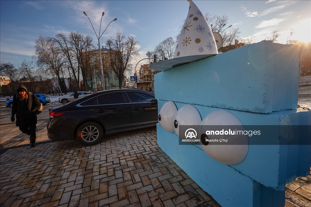 Kiev'de barikat inşa etmek için kullanılan beton bloklar, Noel süslerine dönüştürüldü