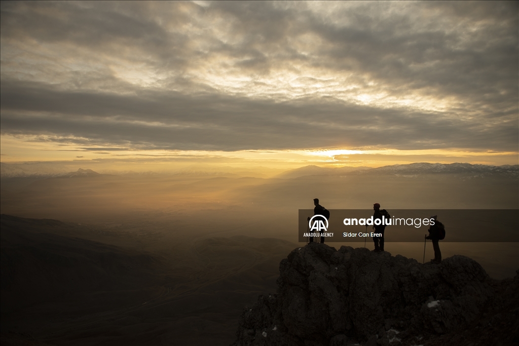 "تونج ايلي" التركية تكتسي بحلة ثلجية لتستقبل عشاق تسلق الجبال