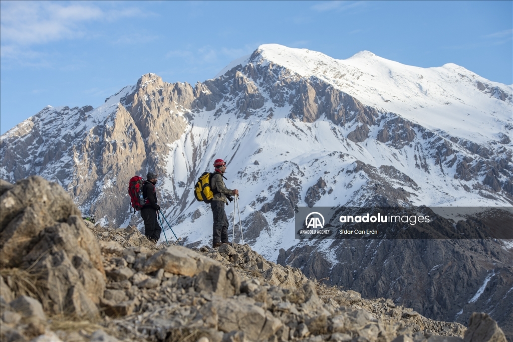 "تونج ايلي" التركية تكتسي بحلة ثلجية لتستقبل عشاق تسلق الجبال