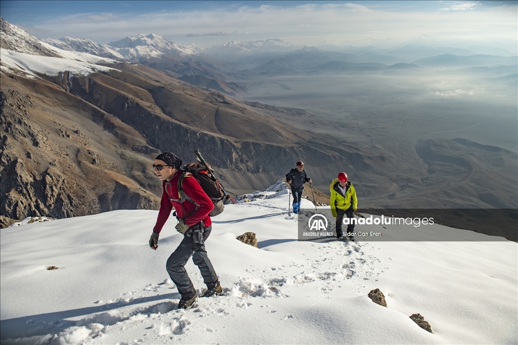 "تونج ايلي" التركية تكتسي بحلة ثلجية لتستقبل عشاق تسلق الجبال