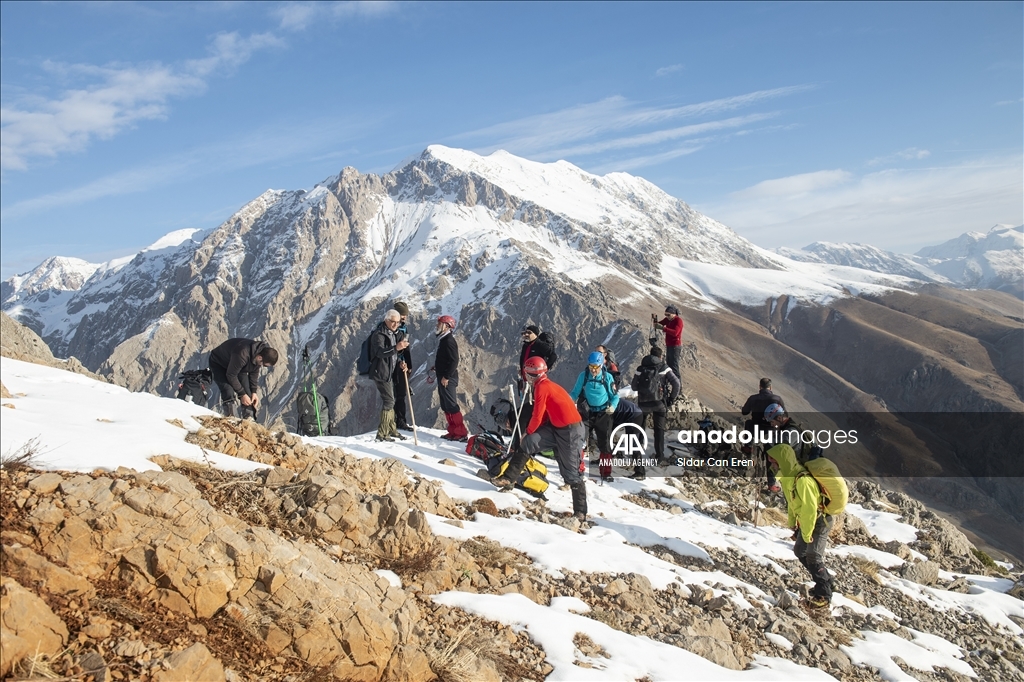 "تونج ايلي" التركية تكتسي بحلة ثلجية لتستقبل عشاق تسلق الجبال