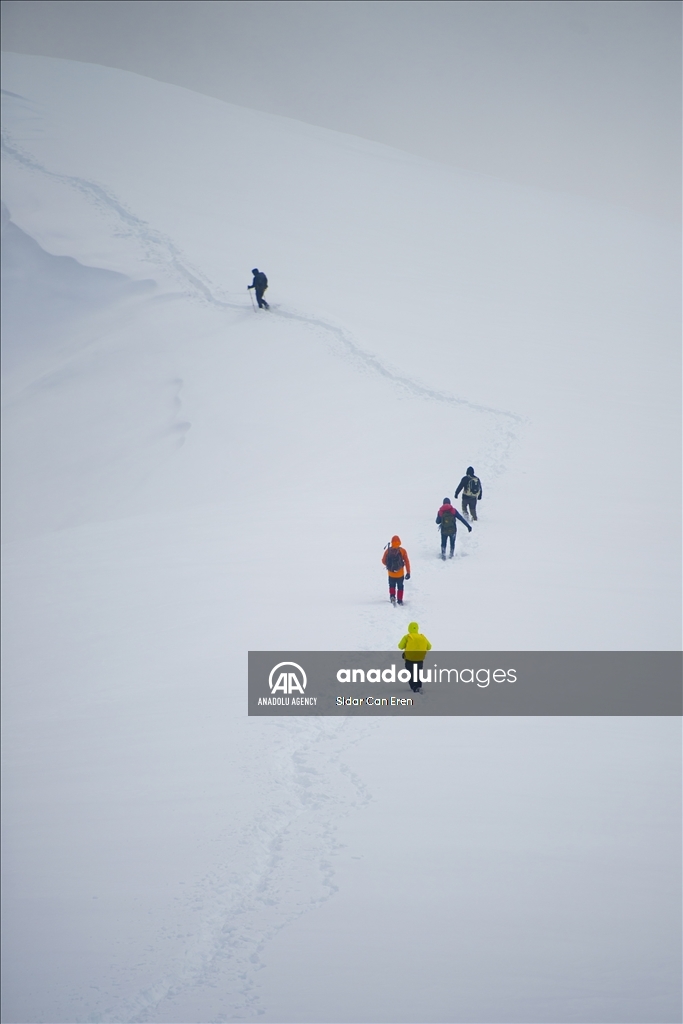 "تونج ايلي" التركية تكتسي بحلة ثلجية لتستقبل عشاق تسلق الجبال