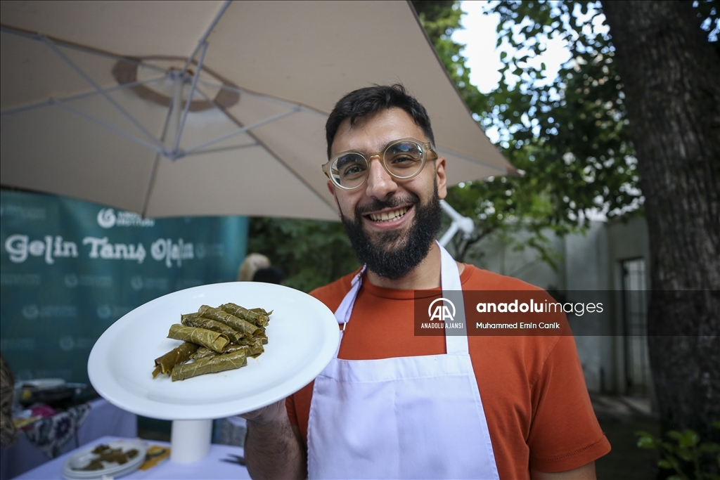  Arjantinliler zeytinyağlı yaprak sarması için kolları sıvadı