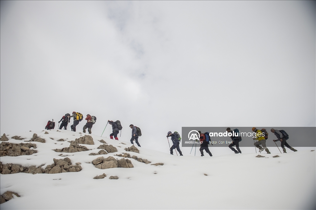 "تونج ايلي" التركية تكتسي بحلة ثلجية لتستقبل عشاق تسلق الجبال