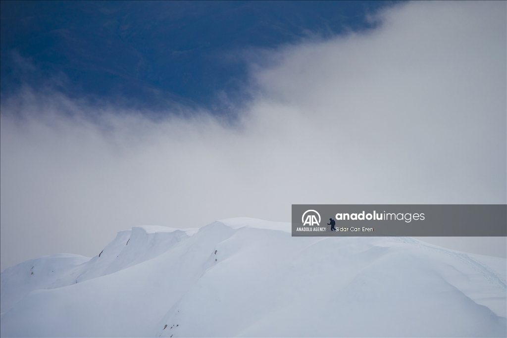 "تونج ايلي" التركية تكتسي بحلة ثلجية لتستقبل عشاق تسلق الجبال