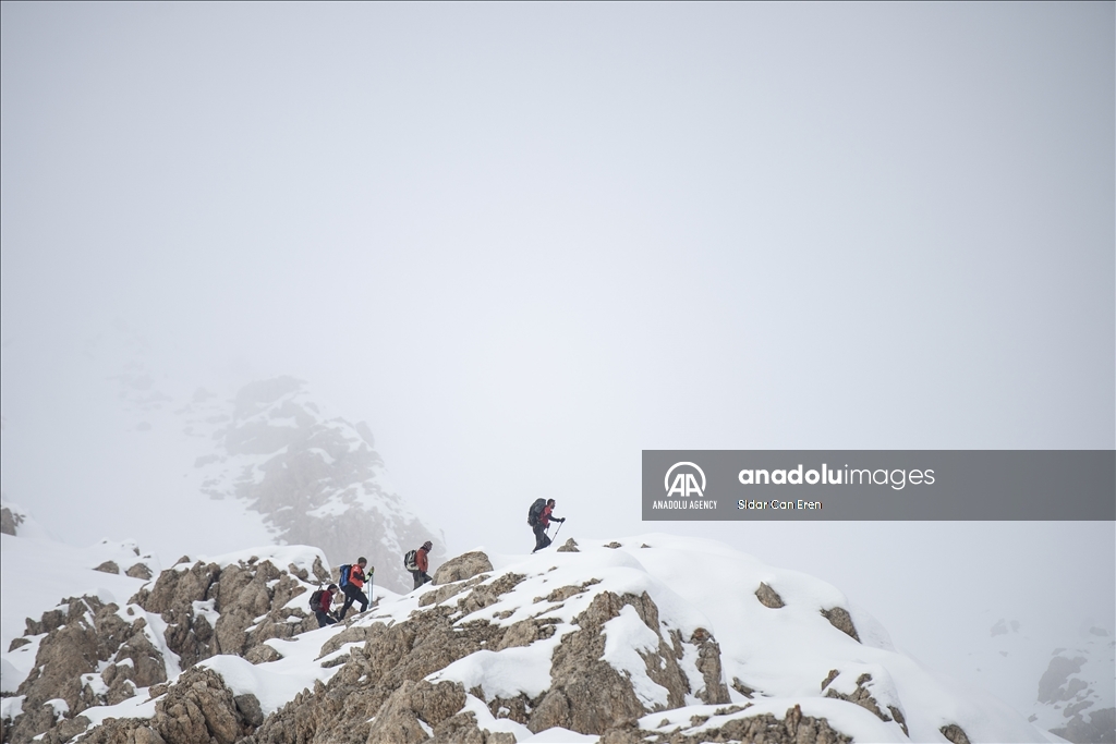 "تونج ايلي" التركية تكتسي بحلة ثلجية لتستقبل عشاق تسلق الجبال