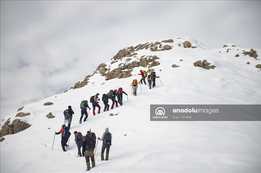 "تونج ايلي" التركية تكتسي بحلة ثلجية لتستقبل عشاق تسلق الجبال