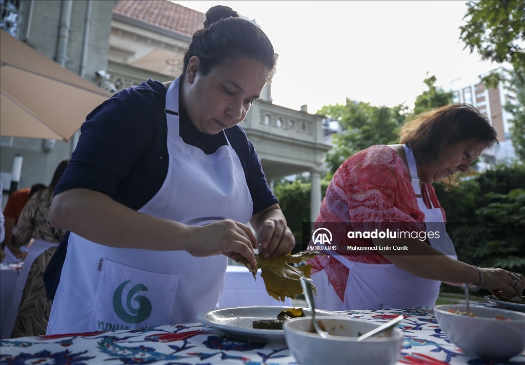  Arjantinliler zeytinyağlı yaprak sarması için kolları sıvadı