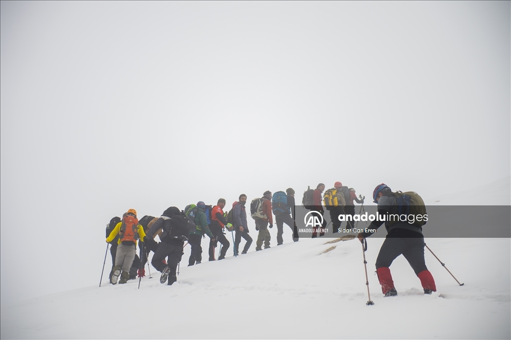 "تونج ايلي" التركية تكتسي بحلة ثلجية لتستقبل عشاق تسلق الجبال