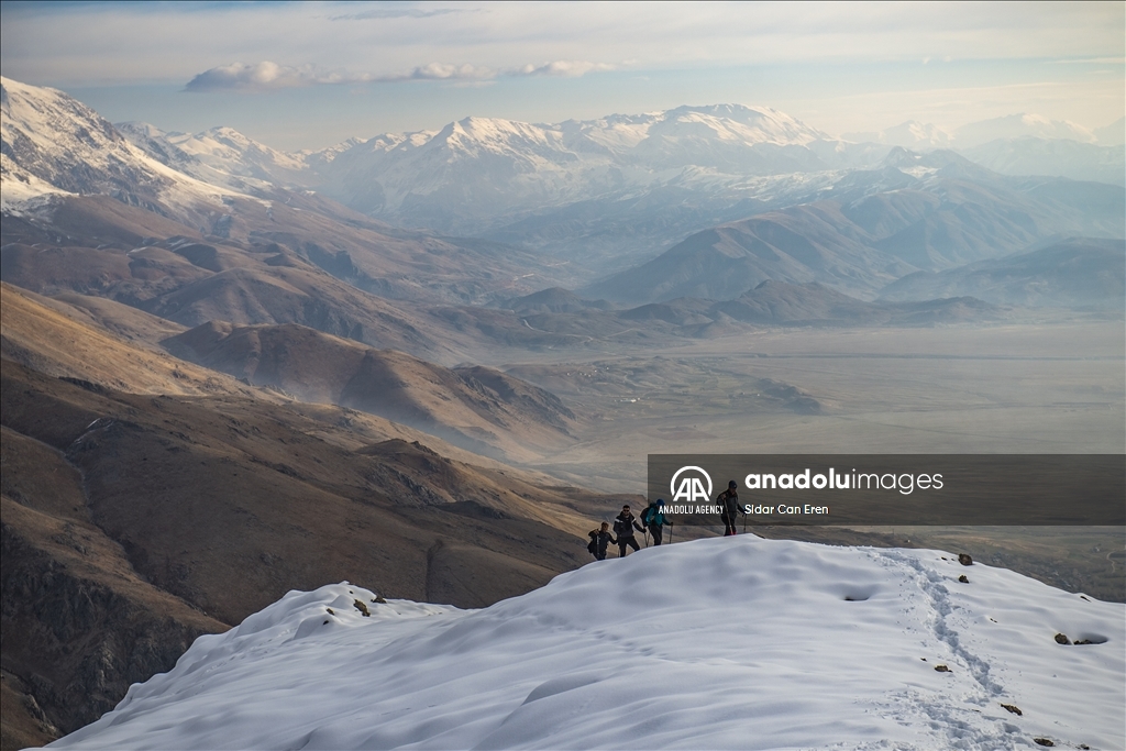 "تونج ايلي" التركية تكتسي بحلة ثلجية لتستقبل عشاق تسلق الجبال