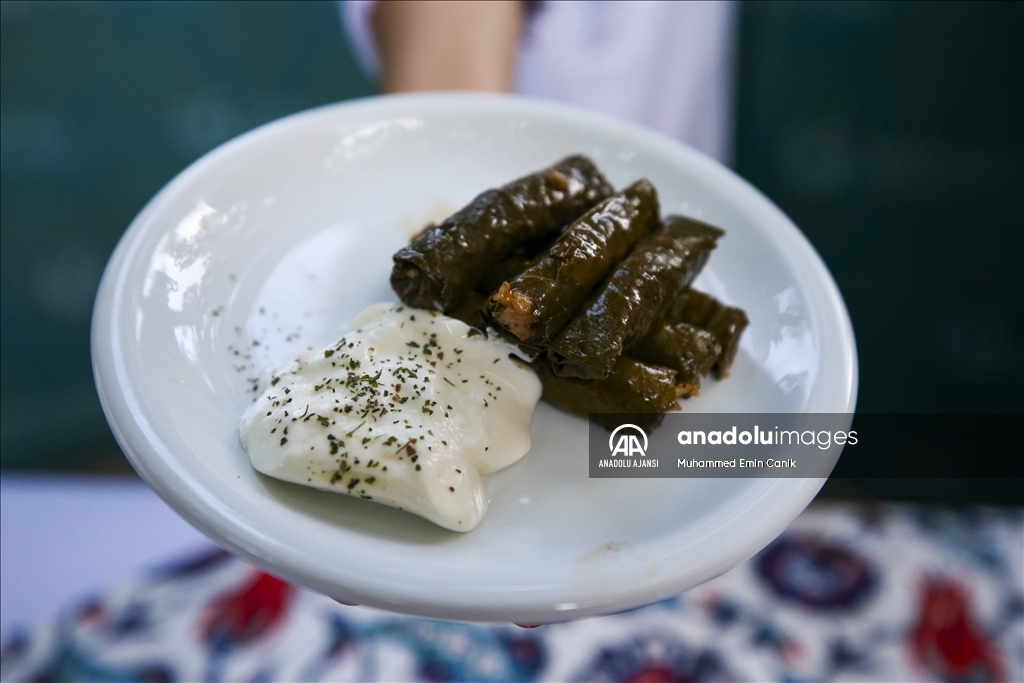  Arjantinliler zeytinyağlı yaprak sarması için kolları sıvadı