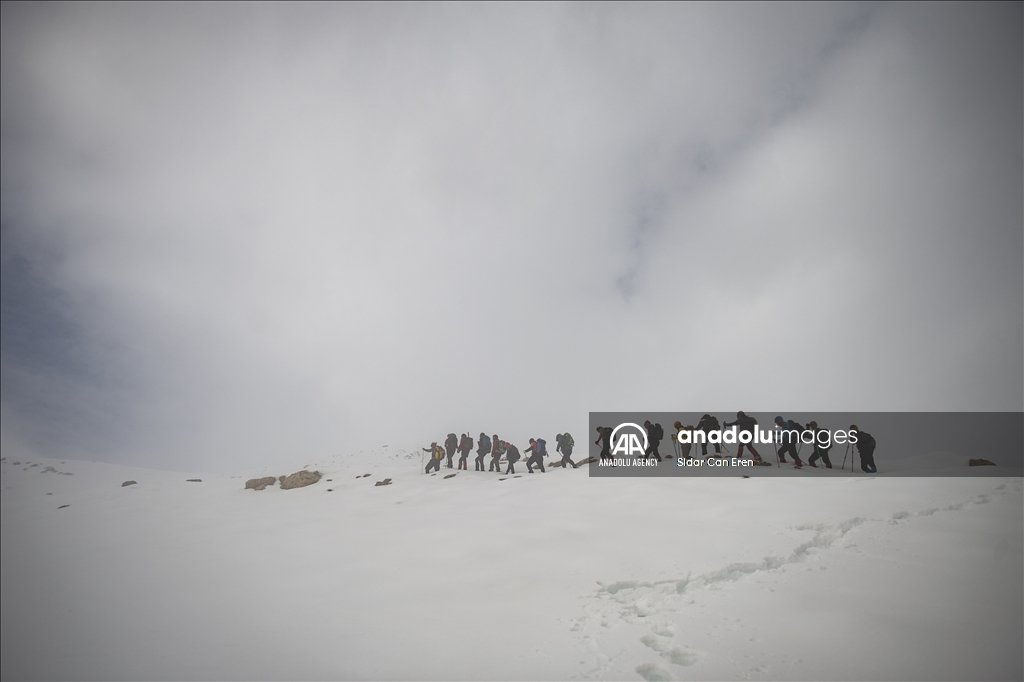 "تونج ايلي" التركية تكتسي بحلة ثلجية لتستقبل عشاق تسلق الجبال