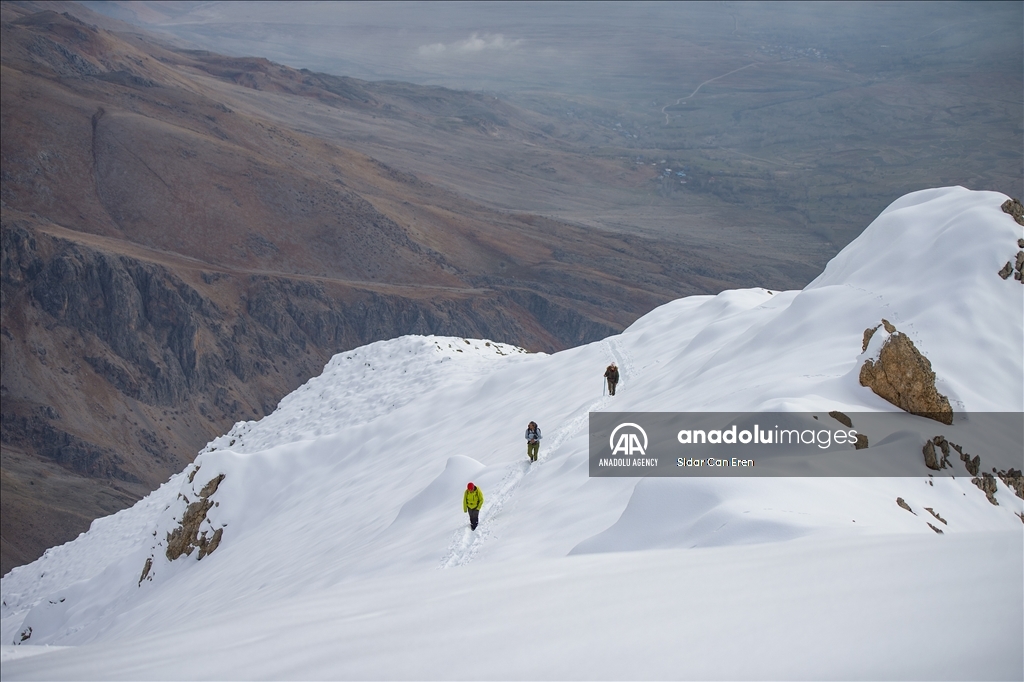 "تونج ايلي" التركية تكتسي بحلة ثلجية لتستقبل عشاق تسلق الجبال
