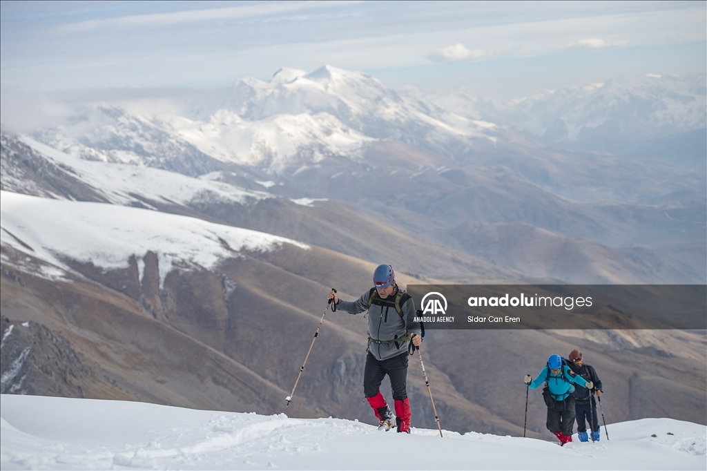 "تونج ايلي" التركية تكتسي بحلة ثلجية لتستقبل عشاق تسلق الجبال