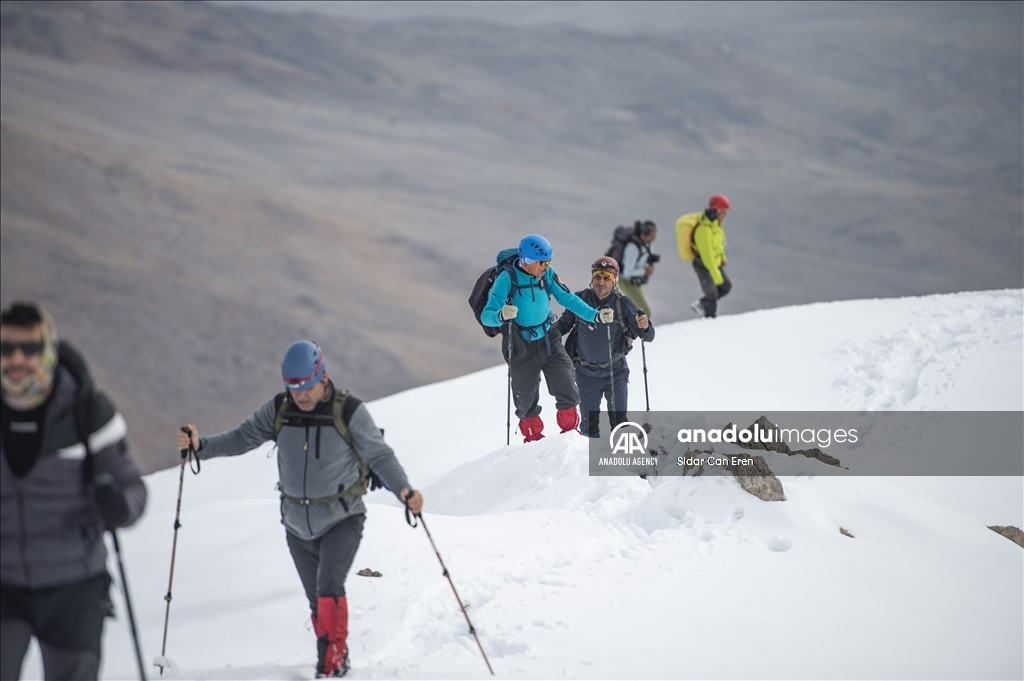 "تونج ايلي" التركية تكتسي بحلة ثلجية لتستقبل عشاق تسلق الجبال