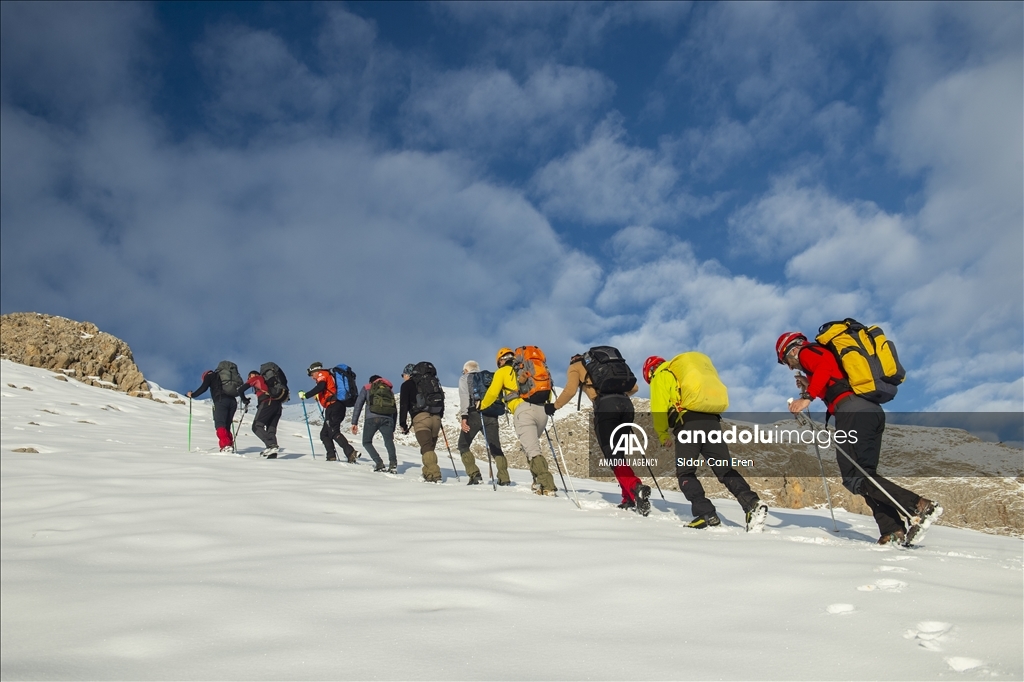 "تونج ايلي" التركية تكتسي بحلة ثلجية لتستقبل عشاق تسلق الجبال