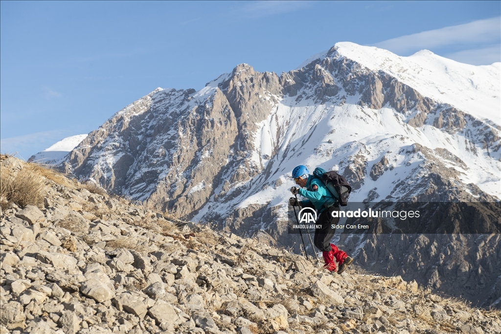 "تونج ايلي" التركية تكتسي بحلة ثلجية لتستقبل عشاق تسلق الجبال