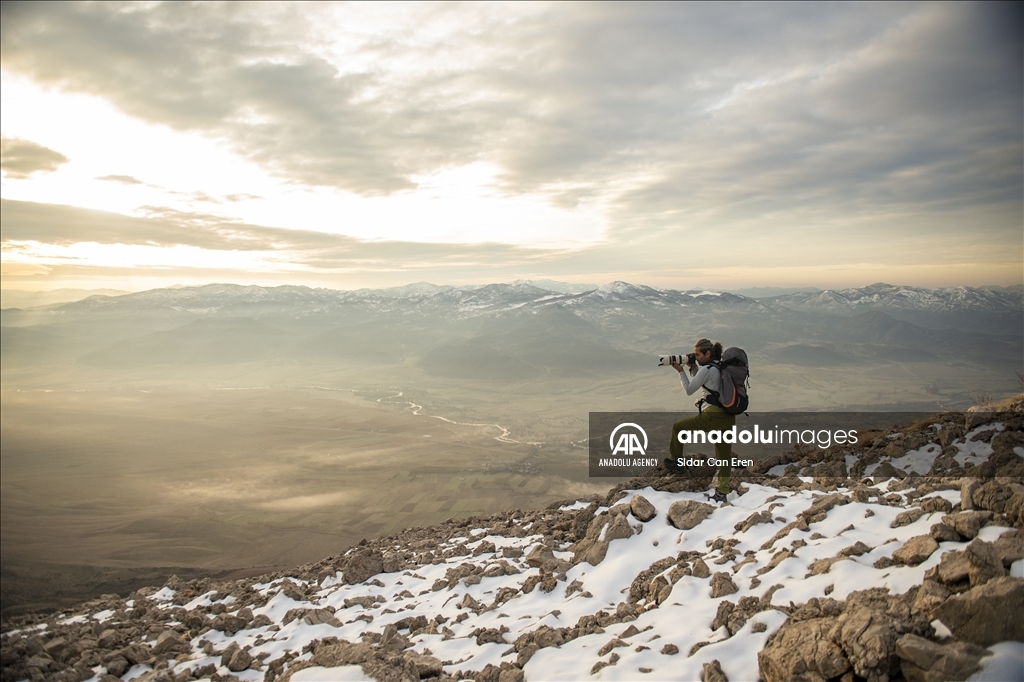 "تونج ايلي" التركية تكتسي بحلة ثلجية لتستقبل عشاق تسلق الجبال