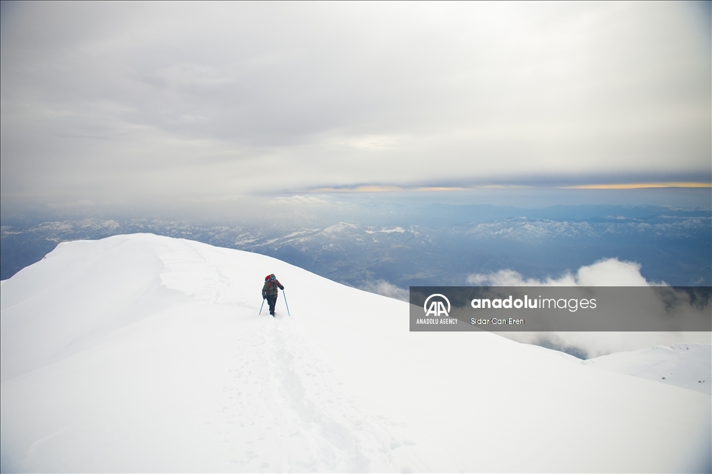 "تونج ايلي" التركية تكتسي بحلة ثلجية لتستقبل عشاق تسلق الجبال